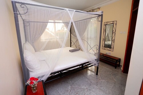 Deluxe 1- bedroom apartment with swimming pool - Kampala