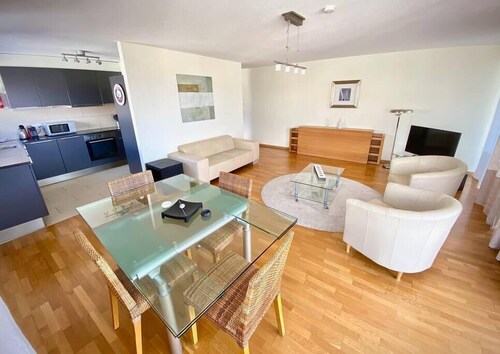 184 * good location, spacious, comfortable and bright. free parking included ! - Lausanne