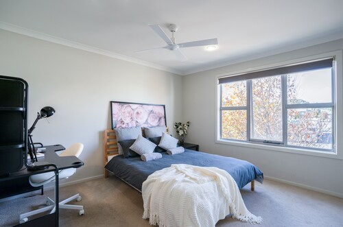 Comfortable, quiet 2br townhouse with free parking - Canberra