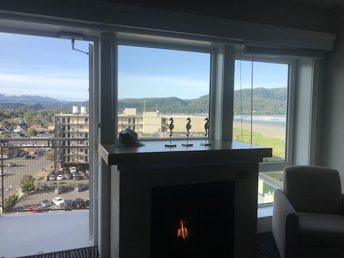 Deluxe 2 bedroom resort condo, view of ocean & mountains - Seaside, OR