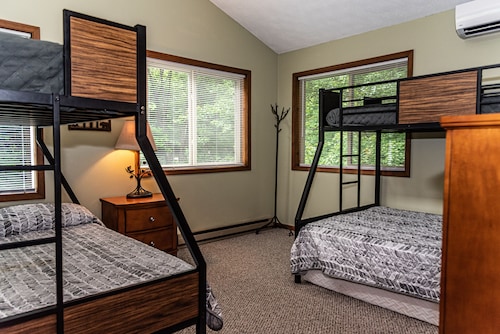 Walking distance to beach/pool/private indoor hot tub/pool table/foosball - Towamensing Trails