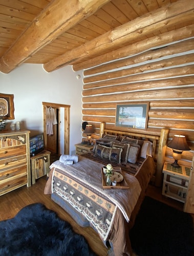 Luxurious log cabin & hot tub on golf course with spectacular mountain views - Montana