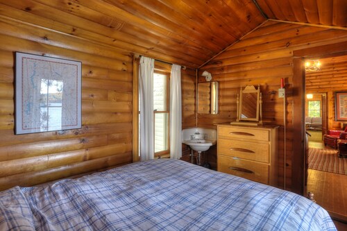 Little paradise - spacious cozy dog friendly cabin at a great location! - Rangeley