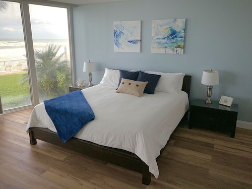 Blue turtle bungalow ~ direct oceanfront ~ first-floor ~ easy access to beach - Daytona Beach Shores, FL
