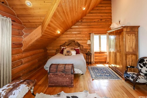 Pineview lake lodge- 6 bed 4.5 bath minutes from snowbasin ski resort. - Utah
