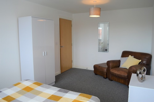 Modern 2 bedroom apt with parking - blackpool - Lancashire