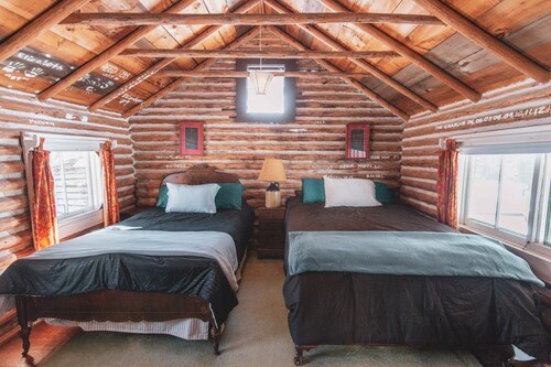 Historic rustic 1br/1ba log cabin in all inclusive lake resort - Vermont