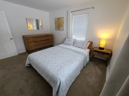 Three bedroom apartment in very convenient location! - Illinois