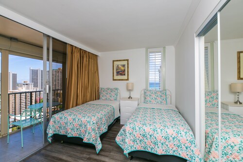 Comfortable 2 bedroom, 2 bath, free parking, walk to beach - Honolulu