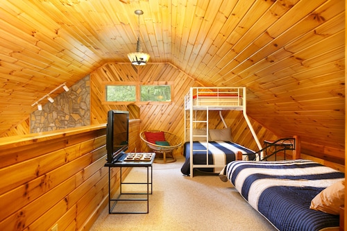 Mountain getaway - cozy log cabin sleeps 10 - Beech Mountain