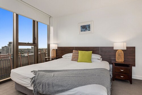 Ideal cbd living in 2-bed unit with parking and gym - Melbourne
