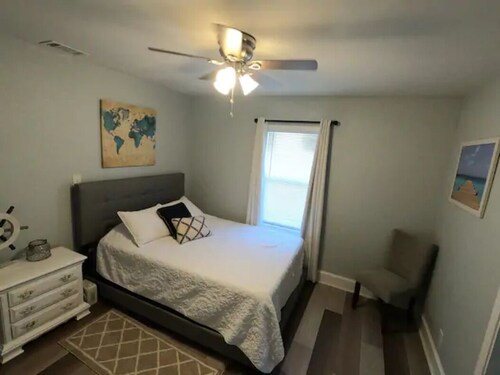 Newly remodeled home near downtown pensacola - Warrington, FL