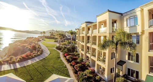 Oceanside suite w/ free wifi, fireplace, pool access, & spa services - San Luis Obispo