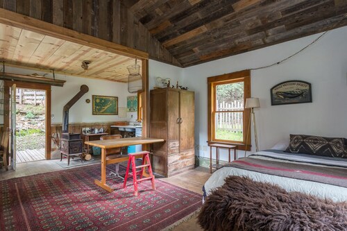Charming restored 1930s cabin with private bath - Paradise