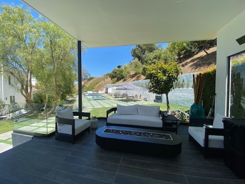 Modern mansion with city views, heated pool, hot tub, & luxury cabana - Culver City