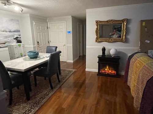 Luxury condo with brazilian cherry wood flooring fully furnished  share - Manchester, NH