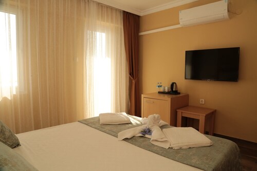 Comfortable hotel room with shared pool near beach in kusadasi - Turquie