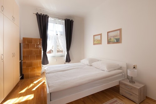 Laura tour as / charming 1bd, quiet apartment by town hall - Ljubljana