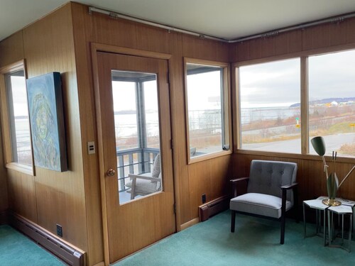 3-br house with sweeping view of bootleggers cove - Anchorage, AK