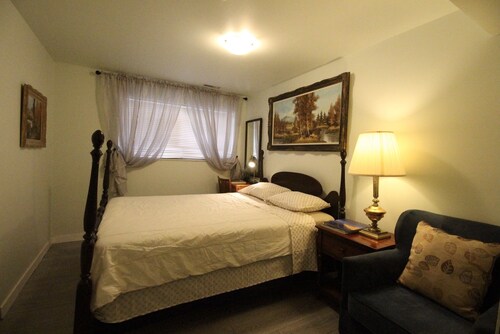 Comfortable bedrooms near public transit (shared entrance and kitchenette) - Burnaby