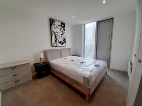 Brand new modern 2 bed apartment, city view. 49th floor, south tower - Salford