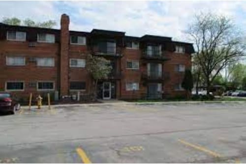 Lovely 2 bedroom condo with pool - Lynwood, IL