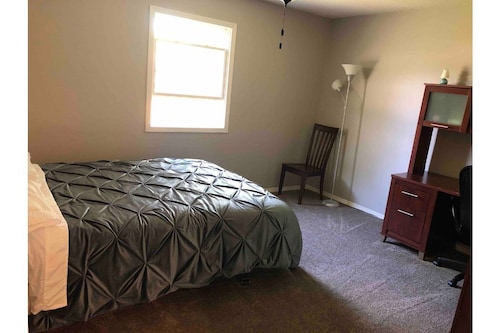 Newly remodeled home 10 minutes from campus - Urbana, IL