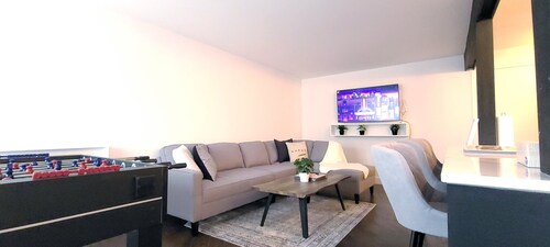 Boutique downtown condo with free parking.<br>5 minutes away from rogers place - Edmonton