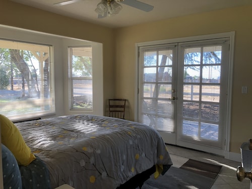 Westside country living with in minutes to mall and down town - Lancaster, CA
