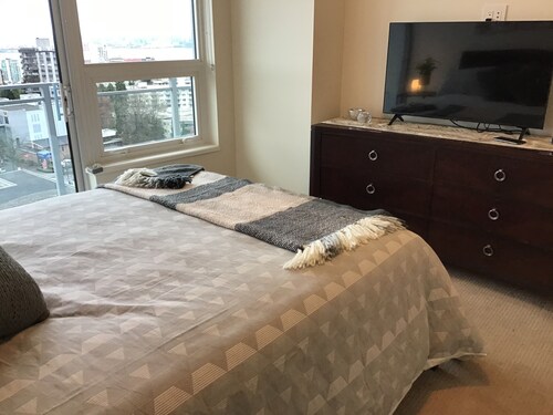 Luxury 2 bedroom 2 bath condo  in the heart of north vancouver - North Vancouver