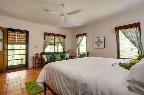 Cozy king-bed casita w/ private entrance & tropical views - a/c included - Belize