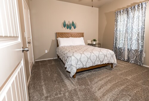 Chic 3br apt minutes to downtown pool & gym - Lubbock