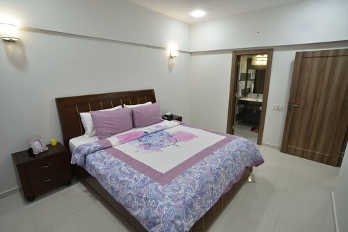 Zaha homes: bright, modern 3br family-friendly apartment - Karachi