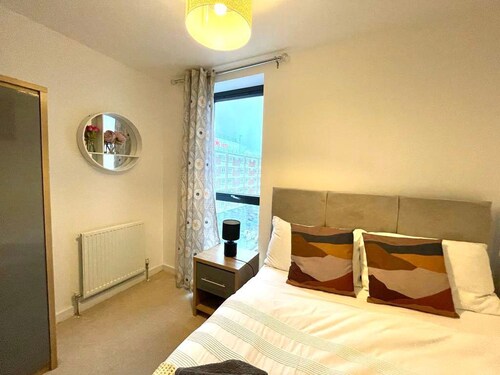 Stevenage town  balcony  2 bed apt, 5 guests - Stevenage