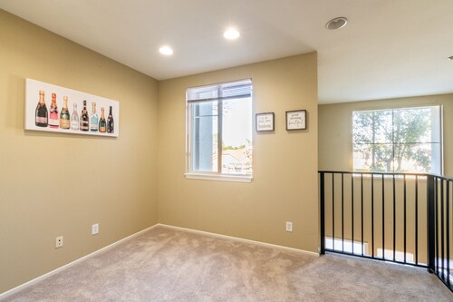Stylish modern townhome 5 min from ont intl airport - Rancho Cucamonga