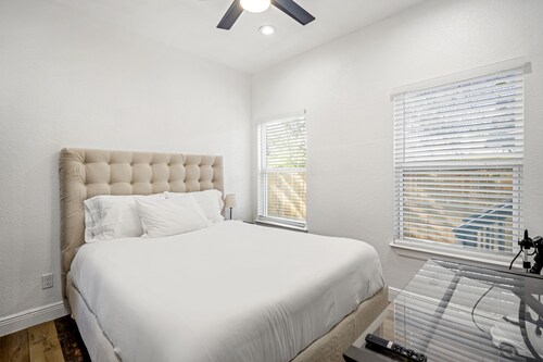 3rd ward guesthouse | queen bed | 4ktv | kitchen - Houston, TX