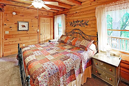 Riverside cabin retreat on 2 acres w/ private hot tub - near lake & beach - Lake Lure