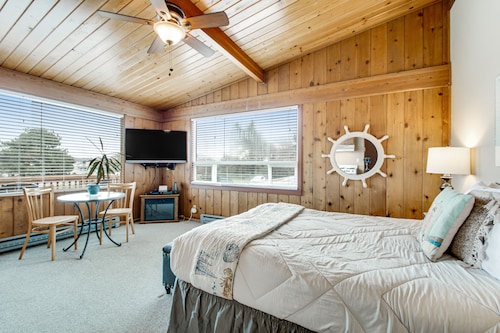 Charming surf view condo with private balcony, wifi, fireplace & walkable locale - Ocean Shores