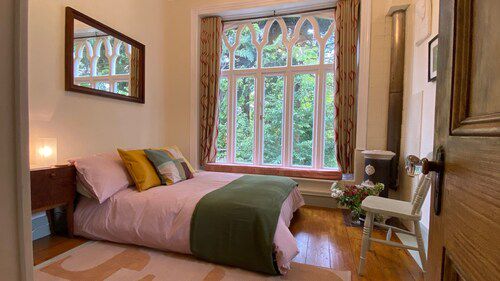 Large beautiful unusual house with lots of character and art on the walls. - Bournemouth