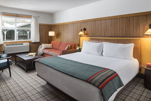 Group getaway! 2 modern units in lodge-style property, onsite restaurant, pool - Jackson Hole, WY