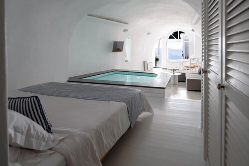 Zenith blue villas - traditional honeymoon cave suite with indoor hot tub - Santorini