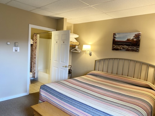Hotel room w/ king bed at base of loon mountain southpeak!  great to ski or hike - Vermont