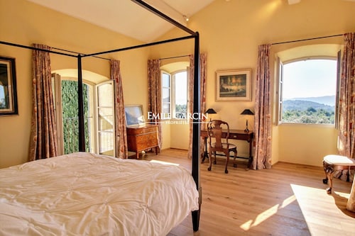 Mas for rent in lauris, exceptional view in the heart of a 15 hectare estate - Lourmarin