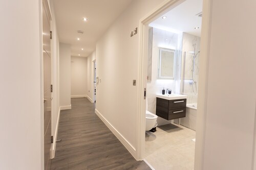Luxury hot tub apartment with private garden - Watford