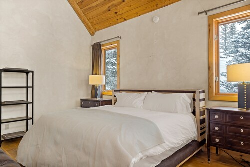 Mountain lodge with easy ski access, fast wifi & patio - Telluride