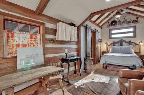 *new* cozy historic cabin one block from main street - Fredericksburg, TX