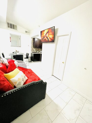 Centrally located 1bedroom guest suite w/free parking & wifi for up to 4 guests - Las Vegas, NV