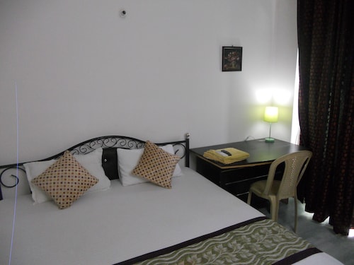 Two bhkindependent apartment with servent rooms in sushant golf city. - Lucknow
