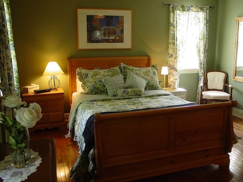 The pines, circa 1850 in old town notl, with heated pool, sleeps 10 - Youngstown, NY