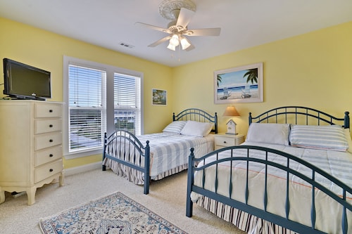 Oceanfront beach house amazing family location close to pier, new deck, updated. - Oak Island